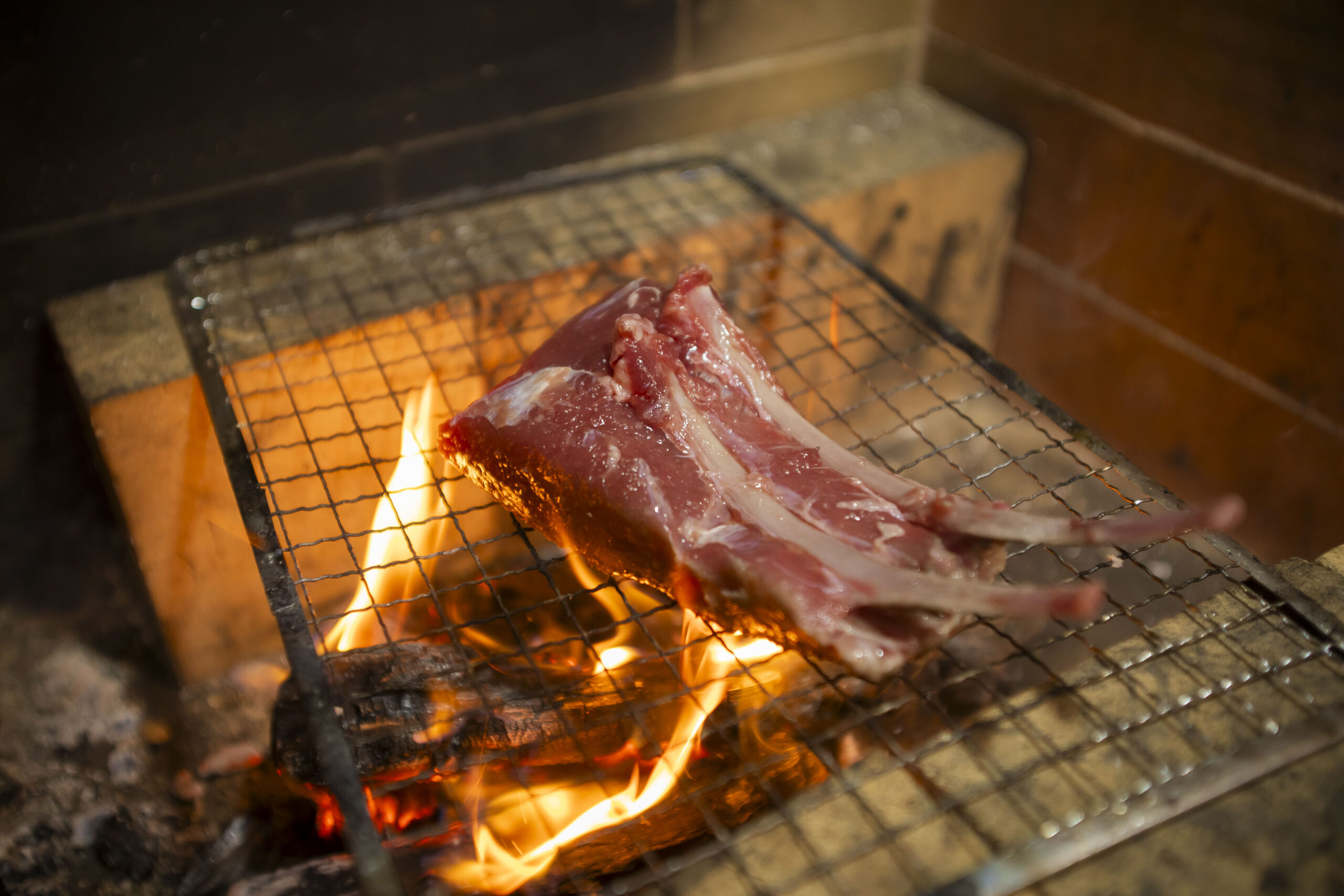 薪火焼きの猪のスペアリブ